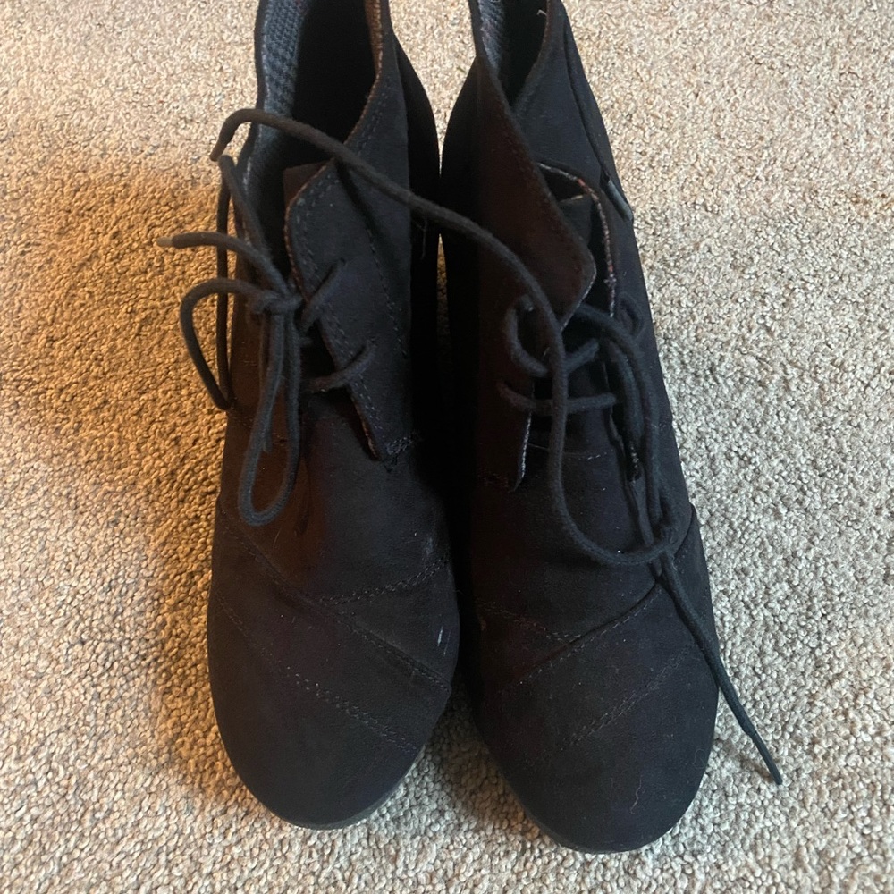 Black solid heel- size 8 1/2